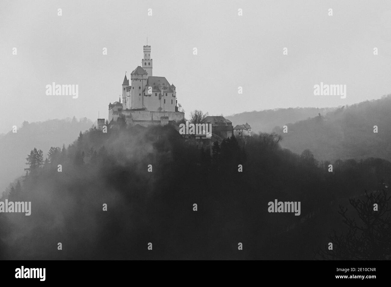 Castello di Marksburg nella nebbia, in bianco e nero Foto Stock