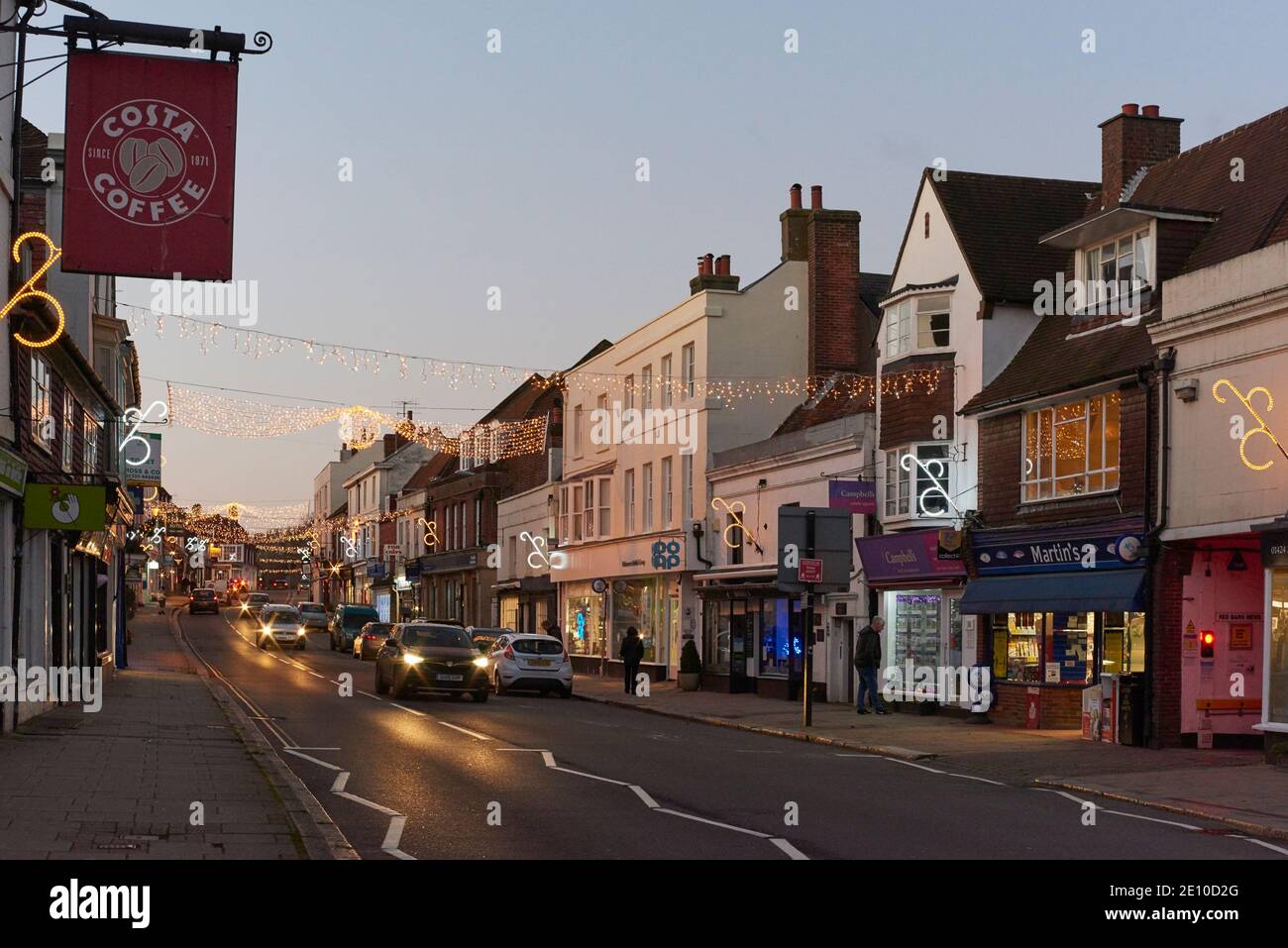 The High Street at Battle, East Sussex, South East England, in prima serata, la vigilia di Natale Foto Stock