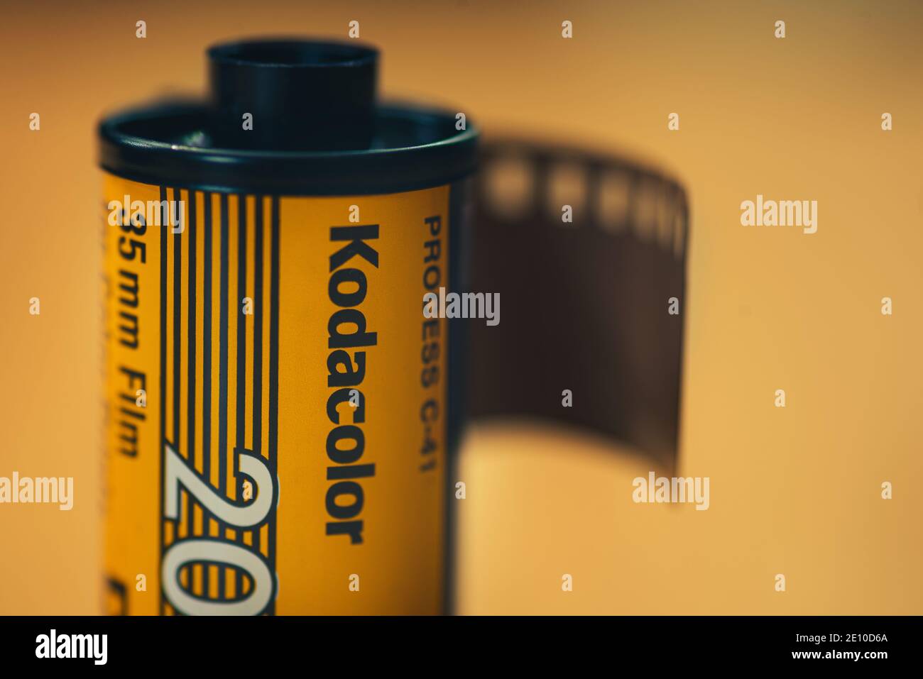 Izmir, Turchia - 23 novembre 2020: Primo piano di una pellicola Kodak  Kodacolor 200 asa 35mm su sfondo di legno Foto stock - Alamy