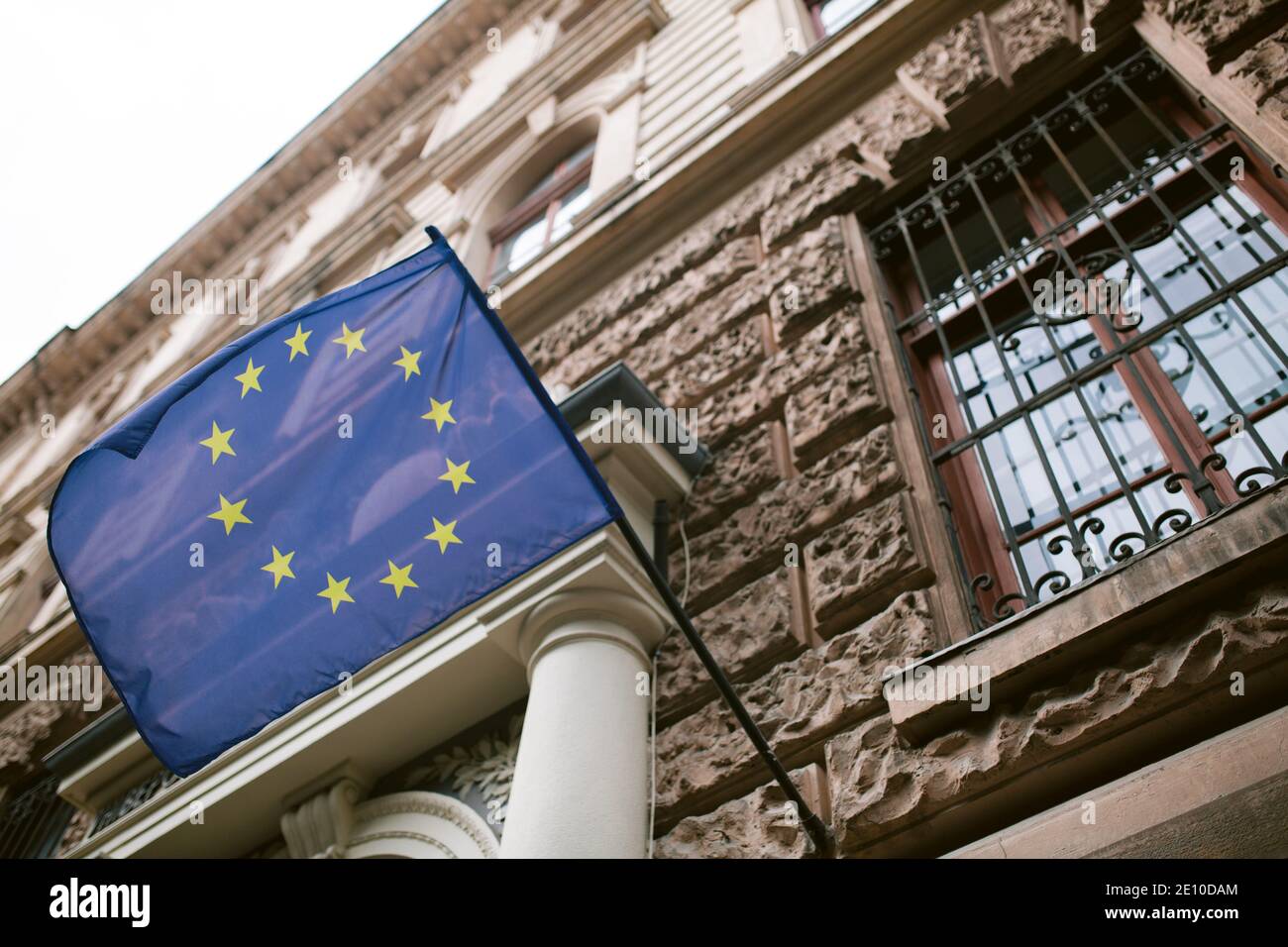 Bandiera dell'Unione europea sulla facciata o sul balcone di un edificio residenziale in Europa Foto Stock