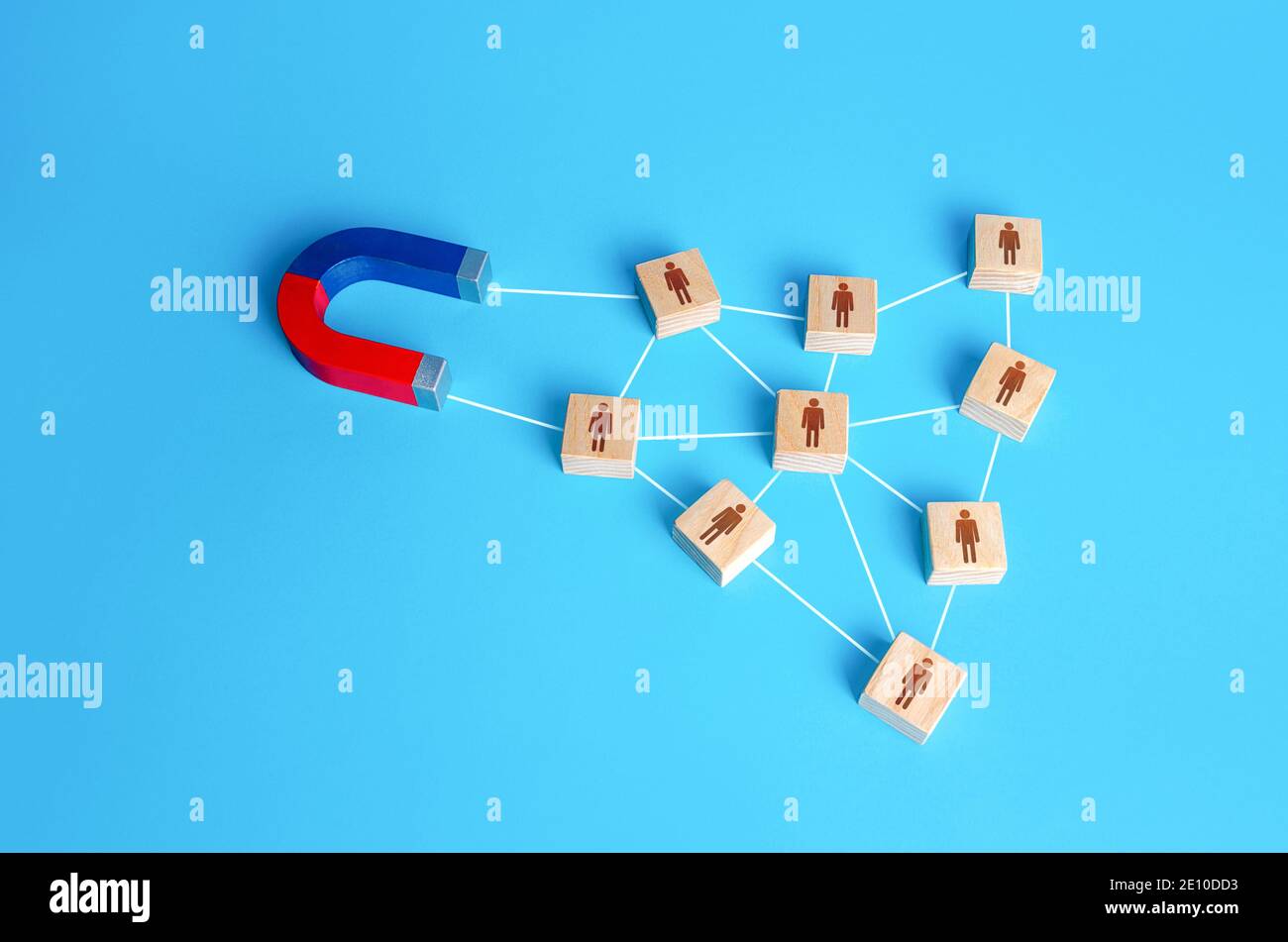 Il magnete attrae una rete di blocchi di persone collegati. Attrarre nuovi clienti sulla base di consigli e recensioni positive. Reclutamento di interi Foto Stock