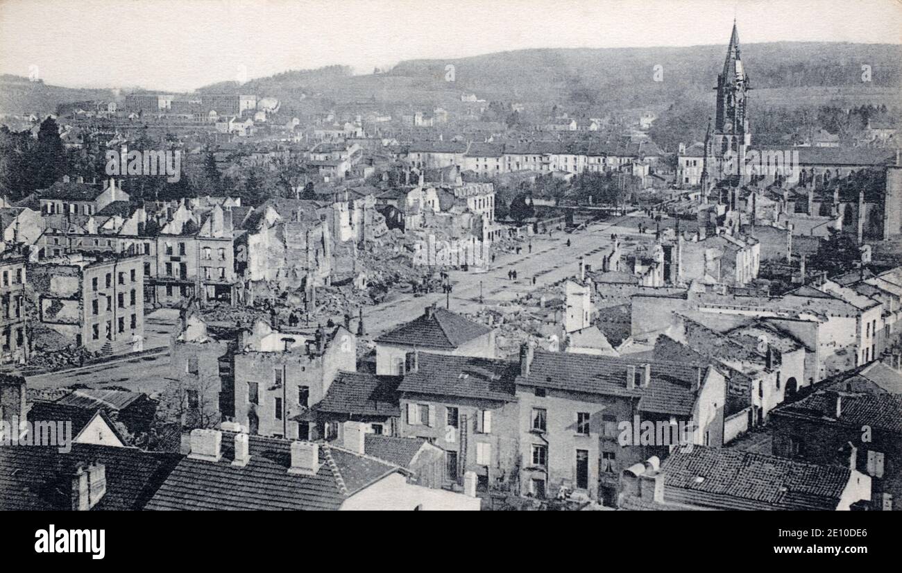 Una vista storica di edifici danneggiati in Baccarat, Meurthe-et-Moselle, Francia. Tratto da una cartolina c.. 1914-1915. Foto Stock