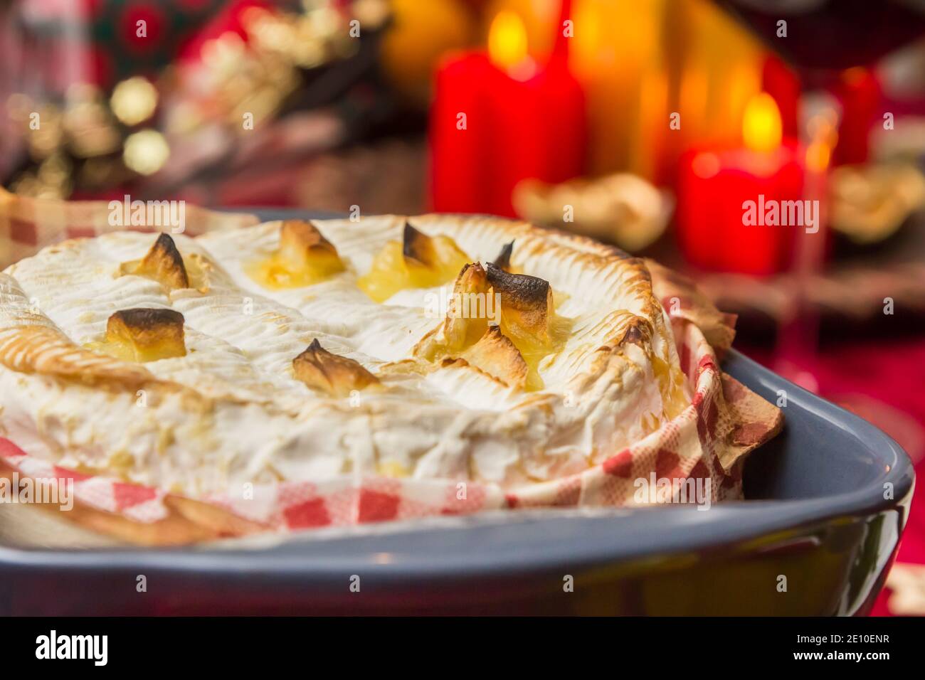 Formaggio camembert francese cotto al forno con aglio Foto Stock