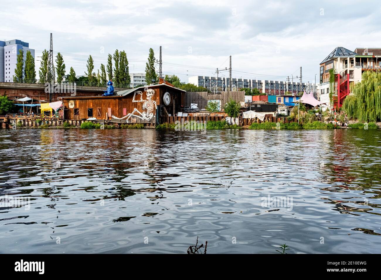 Berlino, Germania. Vista sul fiume Spree vicino a Friedrichshain, diventando una bellissima destinazione di viaggio. Foto Stock