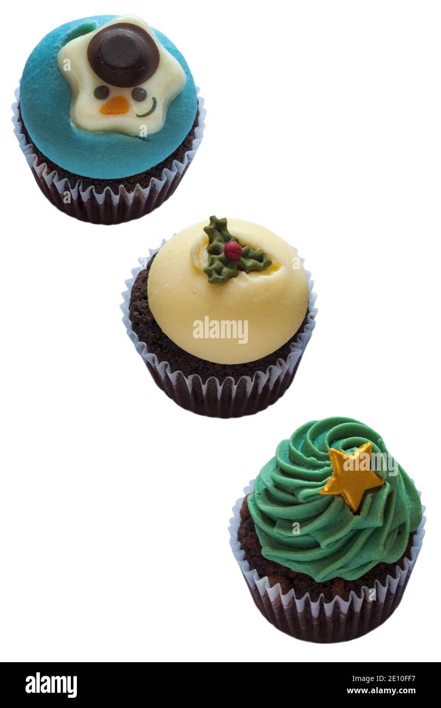 Albero di Natale, pudding di neve & Natale cupcakes torta tazza in una fila, in una linea, M&S mini cupcakes festa isolato su sfondo bianco Foto Stock