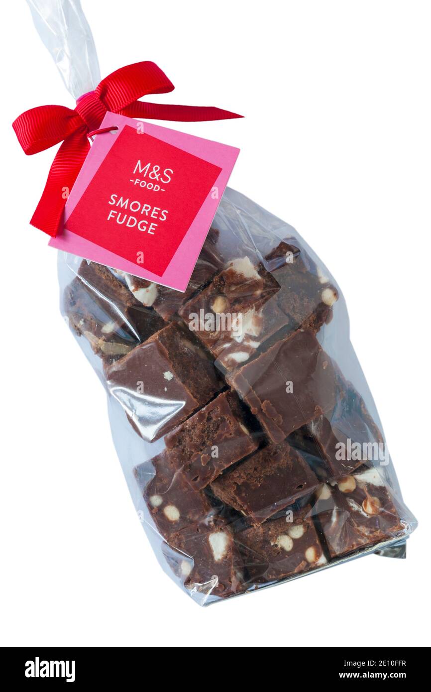 Confezione di M&S Smores Fudge isolato su sfondo bianco - Fondente di cioccolato fondente con pezzi di biscotto e marshmallows aromatizzati alla vaniglia Foto Stock