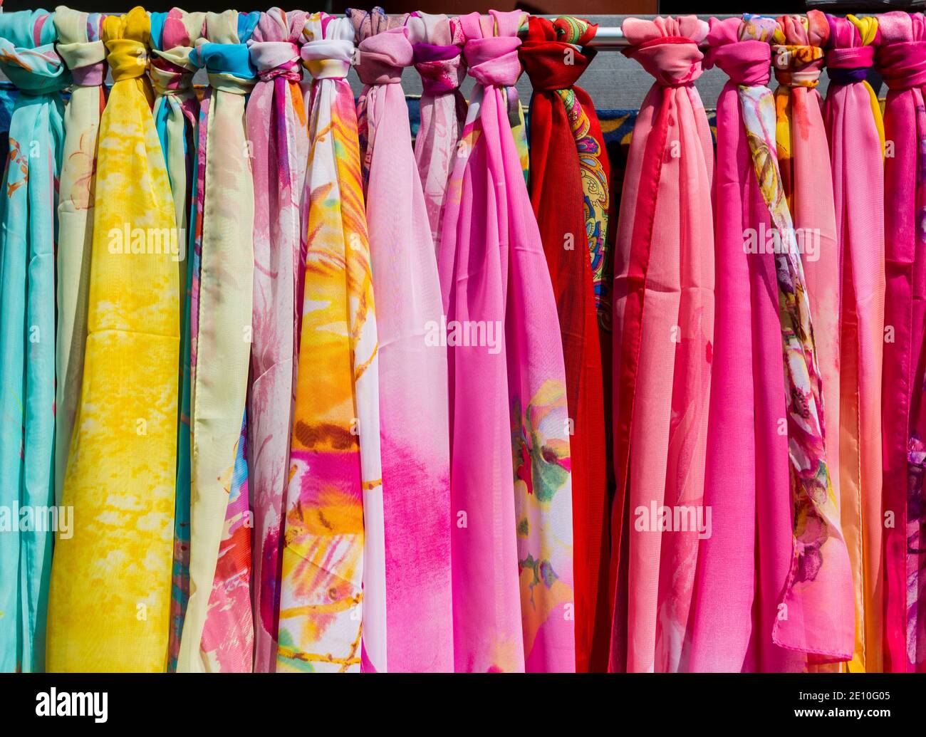 Sciarpe di seta per la vendita in Cina Foto stock - Alamy