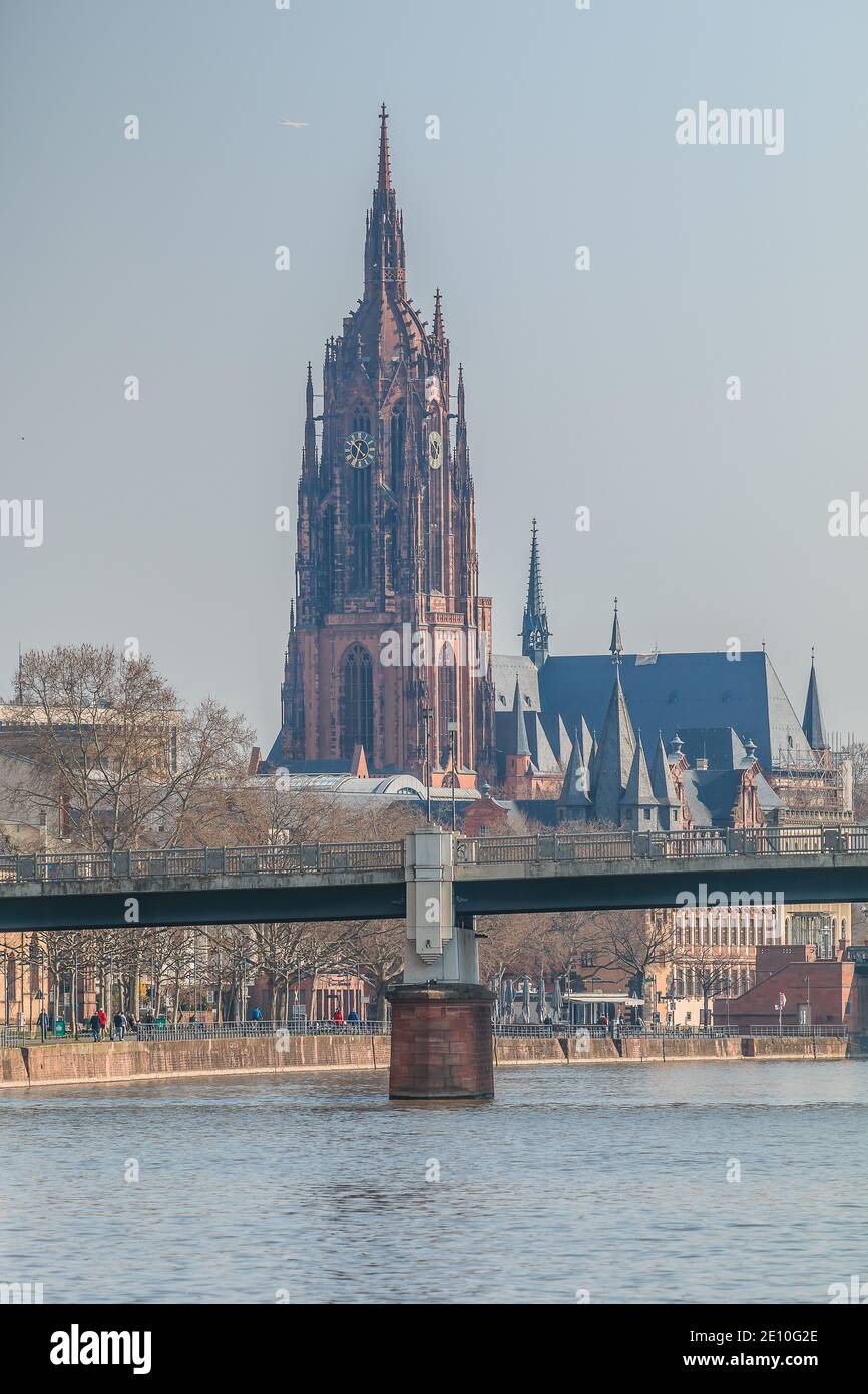 Giornata primaverile nella capitale dell'Assia. Cattedrale di San Bartolomeo a Francoforte con il fiume meno. Ponti sul fiume e parco dal fiume b Foto Stock