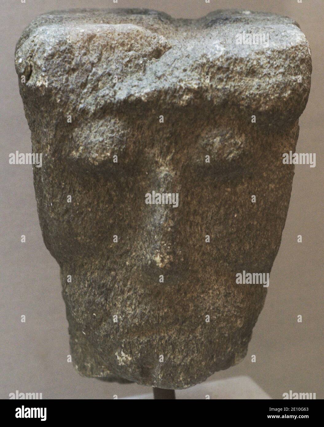 Hermes celtico. Quadriface. Rilievo in forma di capitale, con facce su ciascuno dei suoi fronti. Altezza: 0.23 m. Granito. Da Pontedeume (provincia di la Coruña, Galizia, Spagna). Museo Archeologico e di Storia (Castello di San Anton). A Coruña, Galizia, Spagna. Foto Stock