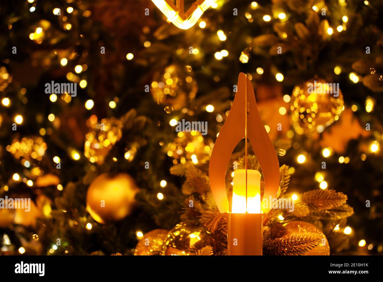 luci incandescenti in un albero di natale di notte Foto Stock