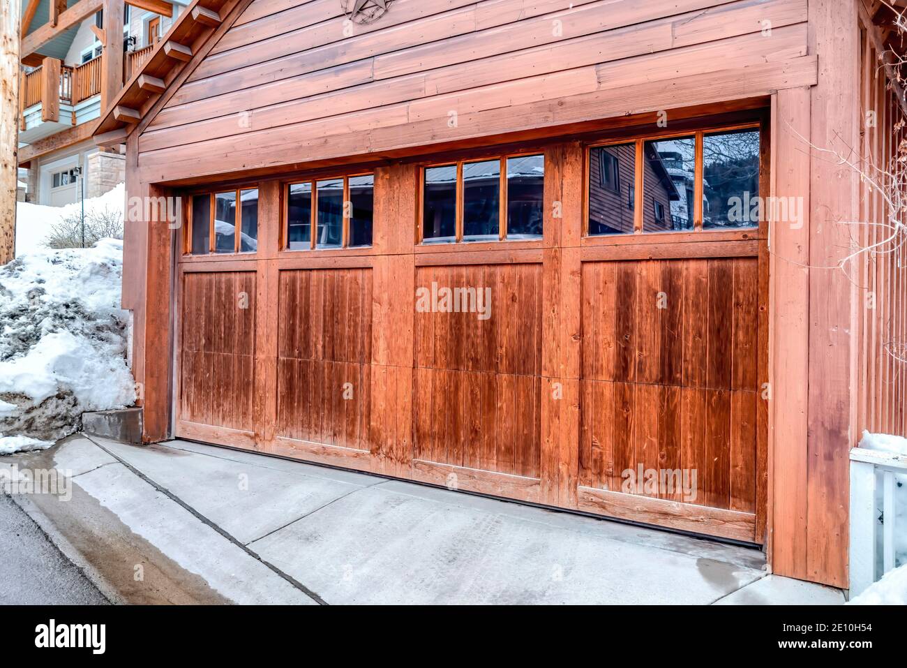 Annesso due garage auto di casa con vetro panato legno porta vista in inverno Foto Stock