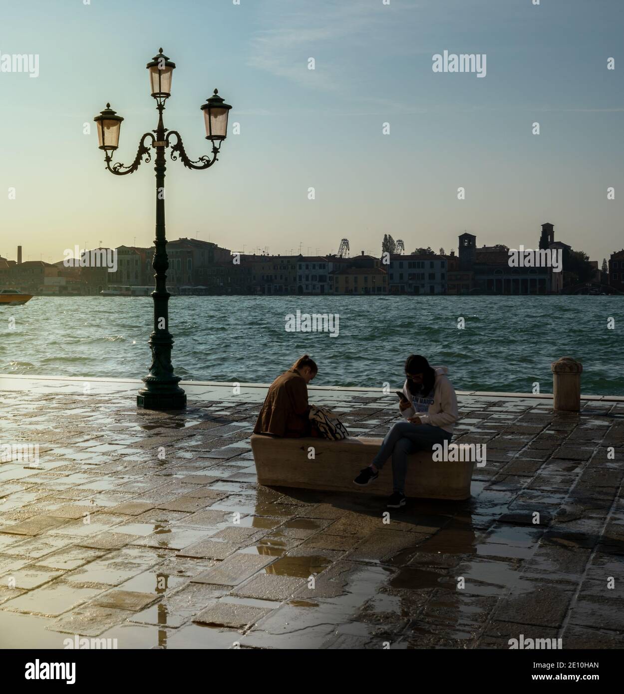 Lanterna sull'acqua a Venezia Foto Stock
