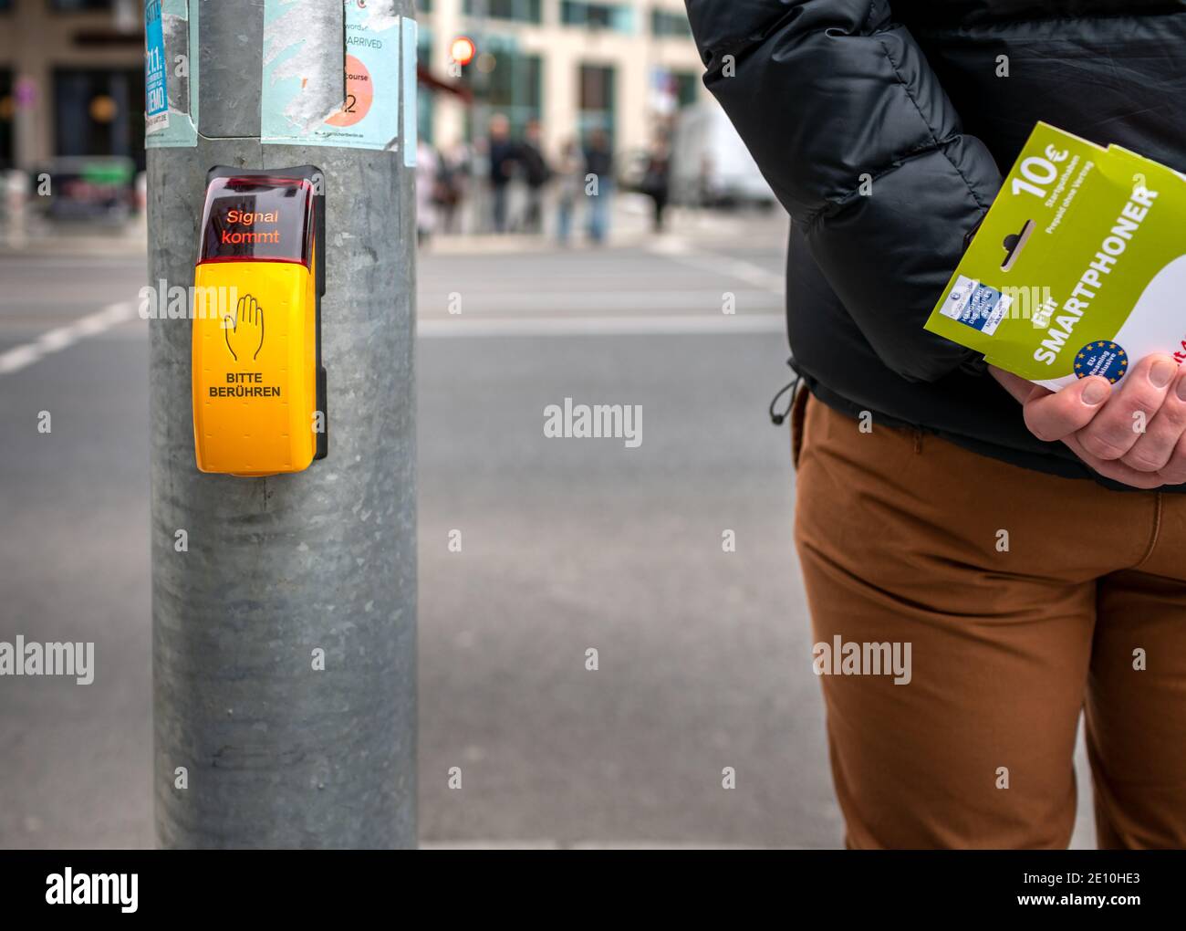 Dispositivo di segnalazione pedoni su un montante delle luci del traffico Foto Stock