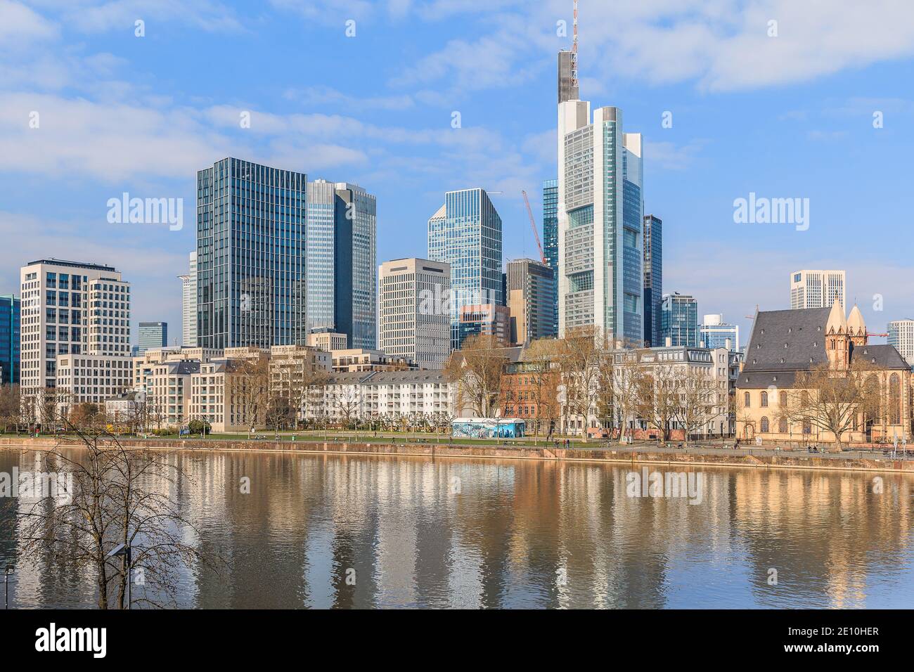 Skyline di Francoforte in giornata di sole. Fiume meno in primo piano. Edifici commerciali del quartiere finanziario con riflessi in acqua. Cielo blu Foto Stock