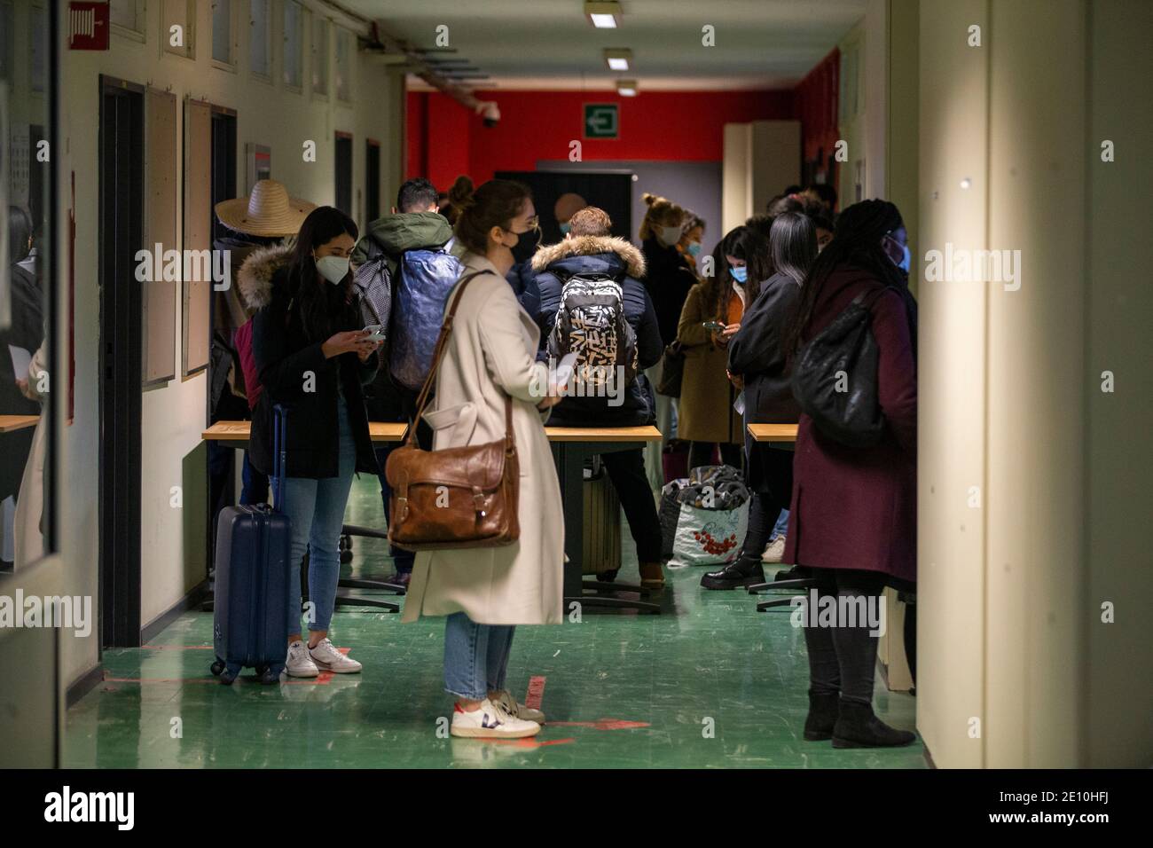 L'immagine mostra le persone che si accodano in un centro di test Covid-19 presso la stazione ferroviaria Brussel-Zuid - Bruxelles-Midi - Bruxelles-Sud, domenica 03 gennaio Foto Stock