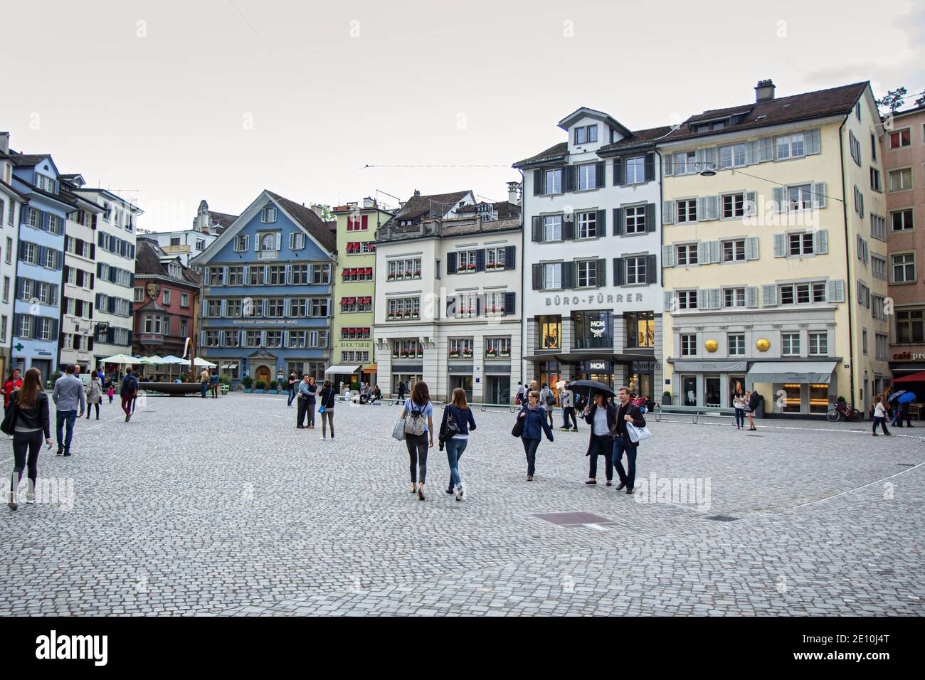Zurigo, Svizzera - Giugno 4,2016: Munsterhof è una piazza cittadina situata nel quartiere Lindenhof, nel centro storico di Zurigo, in Svizzera Foto Stock