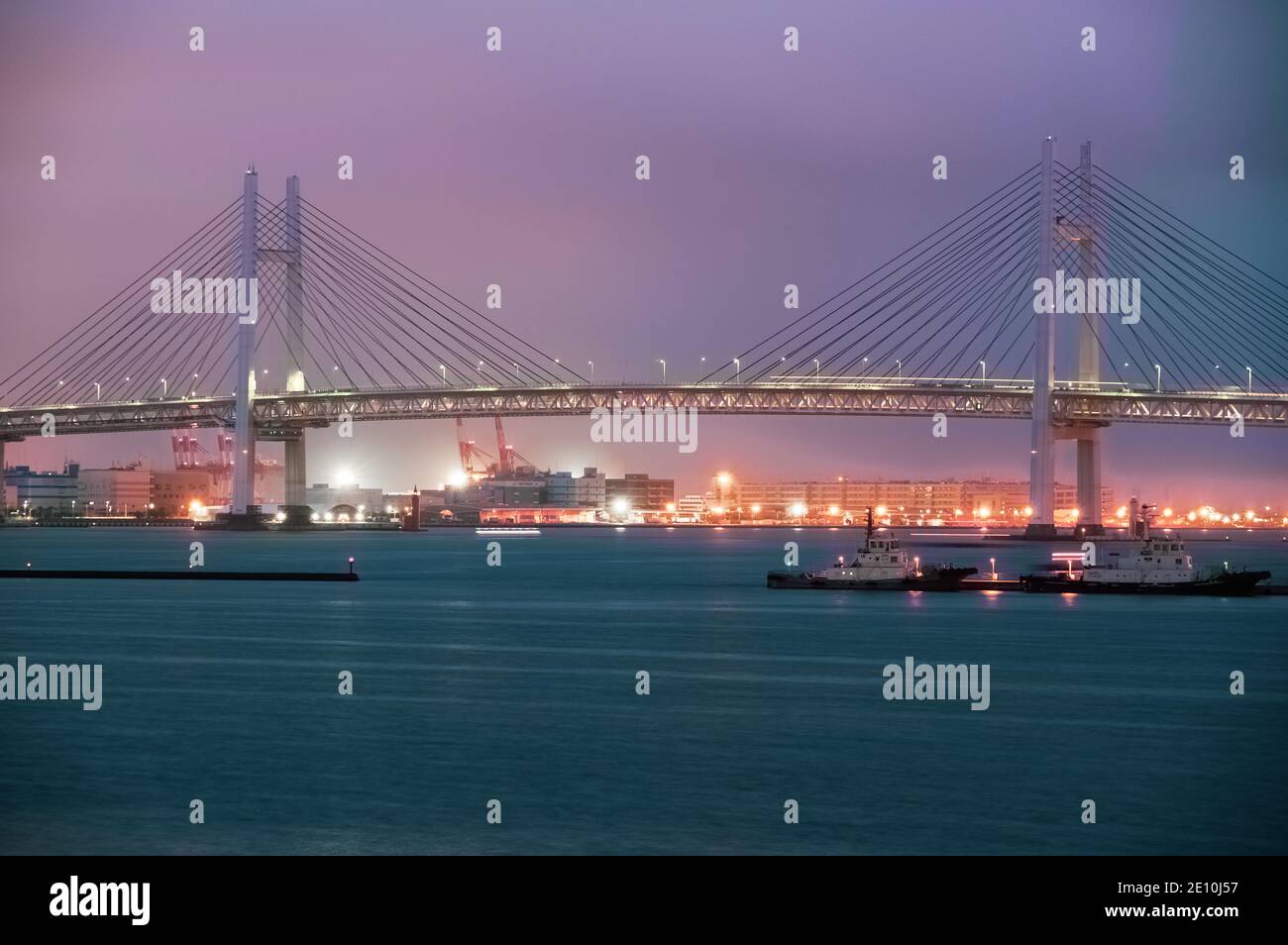 Lo Yokohama Bay Bridge è un ponte sospeso con un cavo 2,820 metri/860 piedi che attraversa la Baia di Tokyo permettendo al traffico di saltare congestione del traffico o Foto Stock