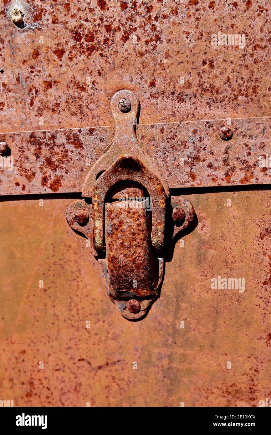 Primo piano di Rusty Clasp di Old Footlocker Foto Stock