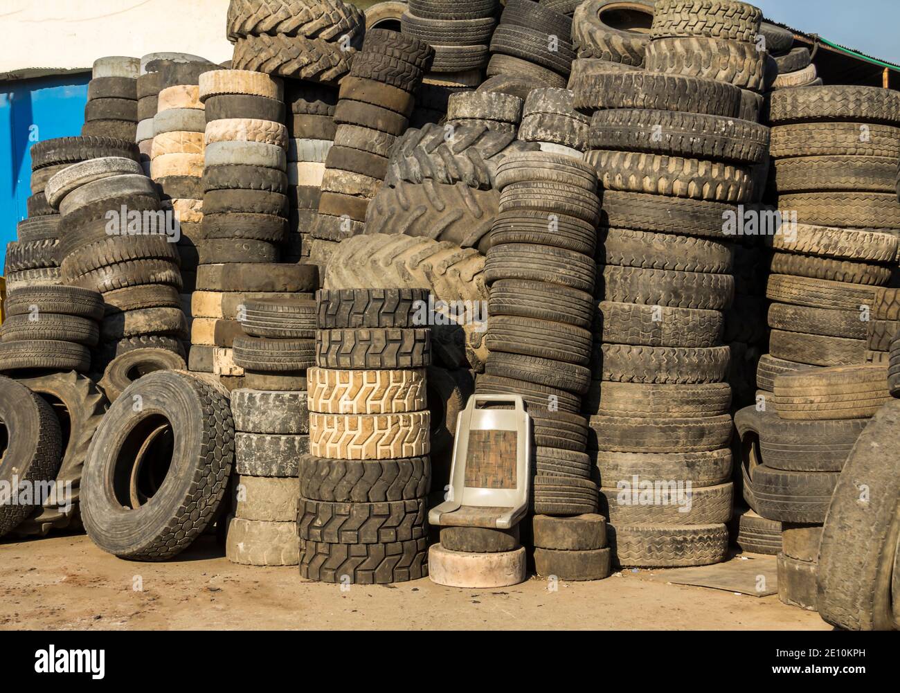 Pila di pneumatici usati Foto Stock