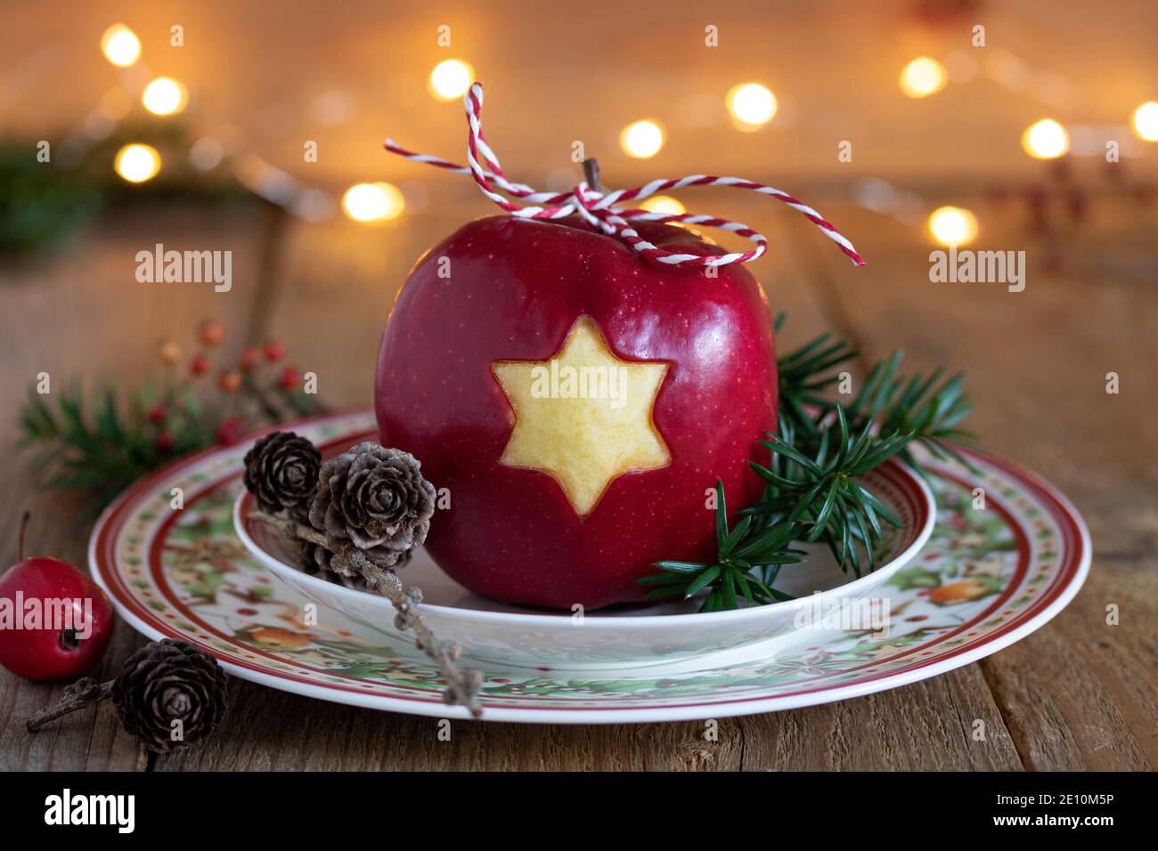 mela con ornamento stella come decorazione di natale Foto Stock