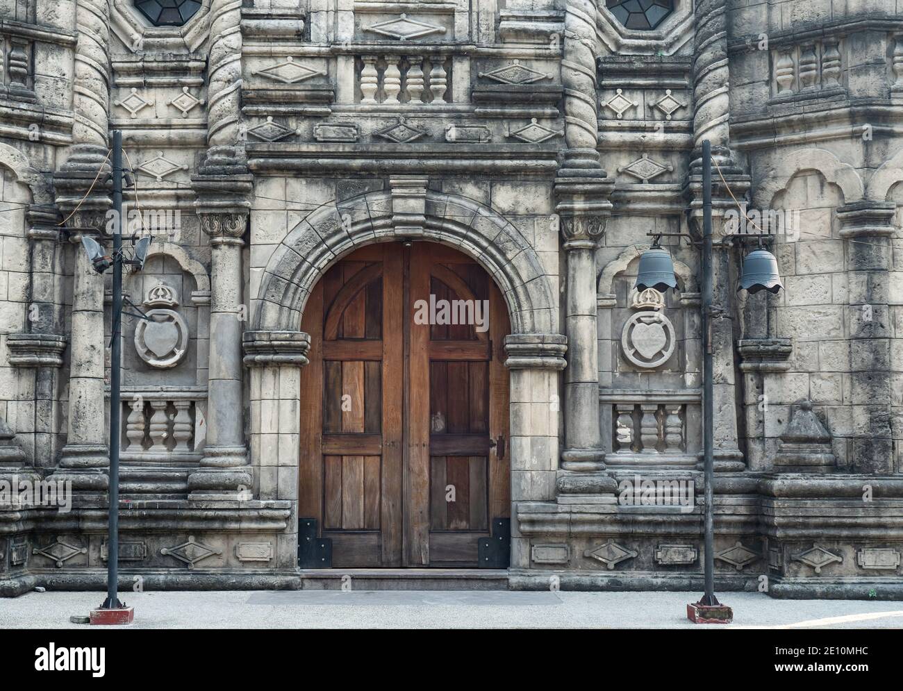 Dettaglio facciata con ingresso principale della parrocchia di nostra Signora delle Remedie, Chiesa cattolica malata, nel distretto di Malate di Manila, Filippine. Chu. Malato Foto Stock
