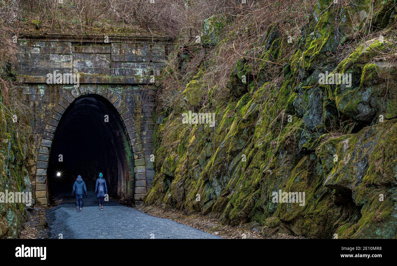 Estremità occidentale dello storico Blue Ridge Tunnel di Afton, Virginia, oggi utilizzato da escursionisti e ciclisti. Foto Stock