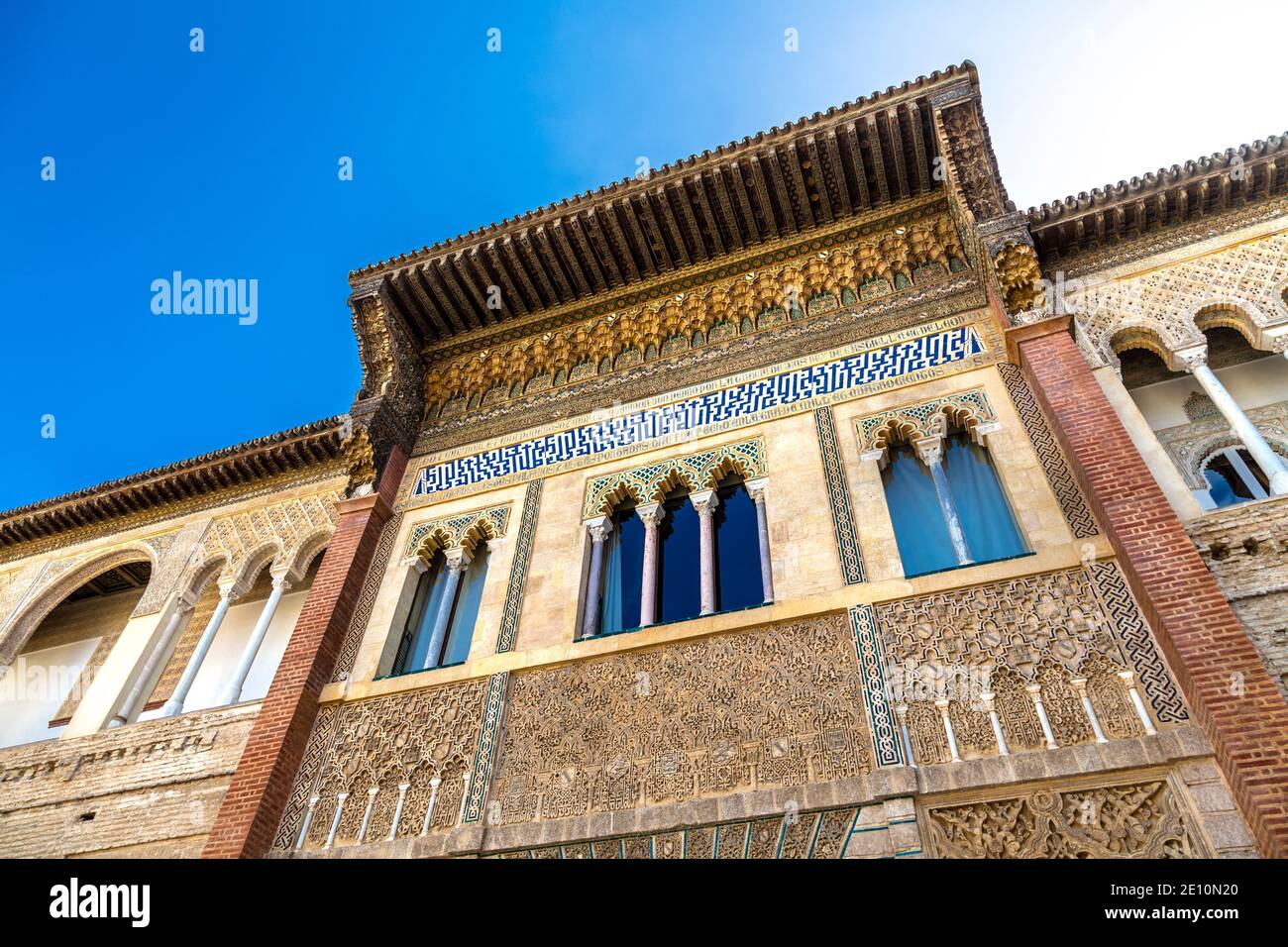 Pietro i facciata della Alcázar reale di Siviglia vista dal patio de la Montería, Andalusia, Spagna Foto Stock