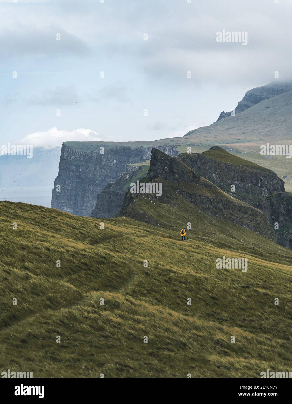 Splendida isola di Mykines con verdi paesaggi di erba e Oceano Atlantico. Isola di Mykines, Isole Faroe, Europa. Foto Stock