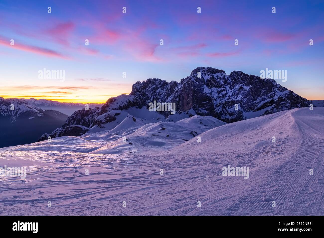 Vista della parete nord innevata della Presolana in inverno all'alba. Colere, Val di Scalve, Bergamo, Lombardia, Italia. Foto Stock