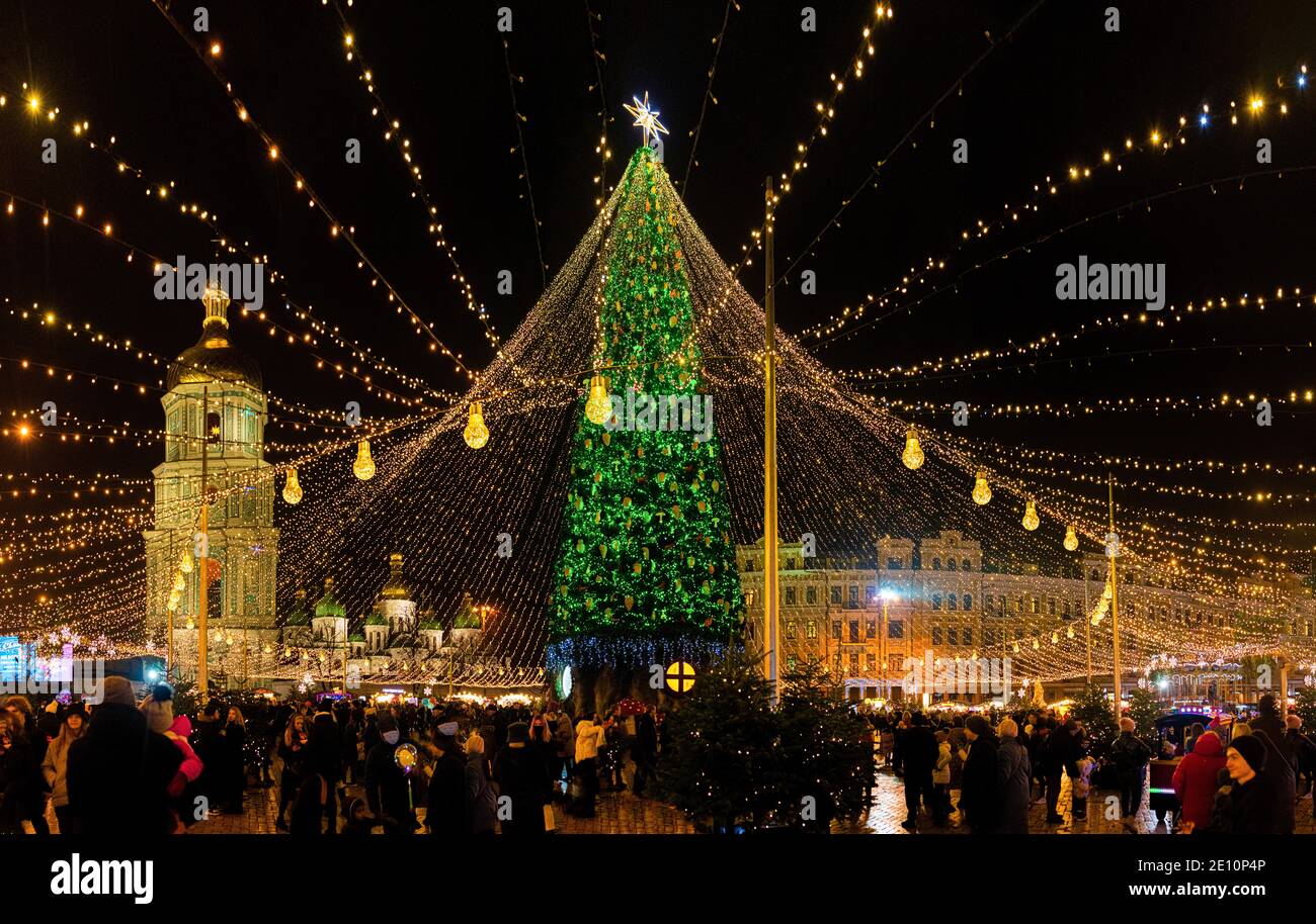 Molte persone si sono riunite in Piazza Sofia Kyiv vicino ad un grande albero di Capodanno con molto Di illuminazione e luce e una fiera di Natale Foto Stock