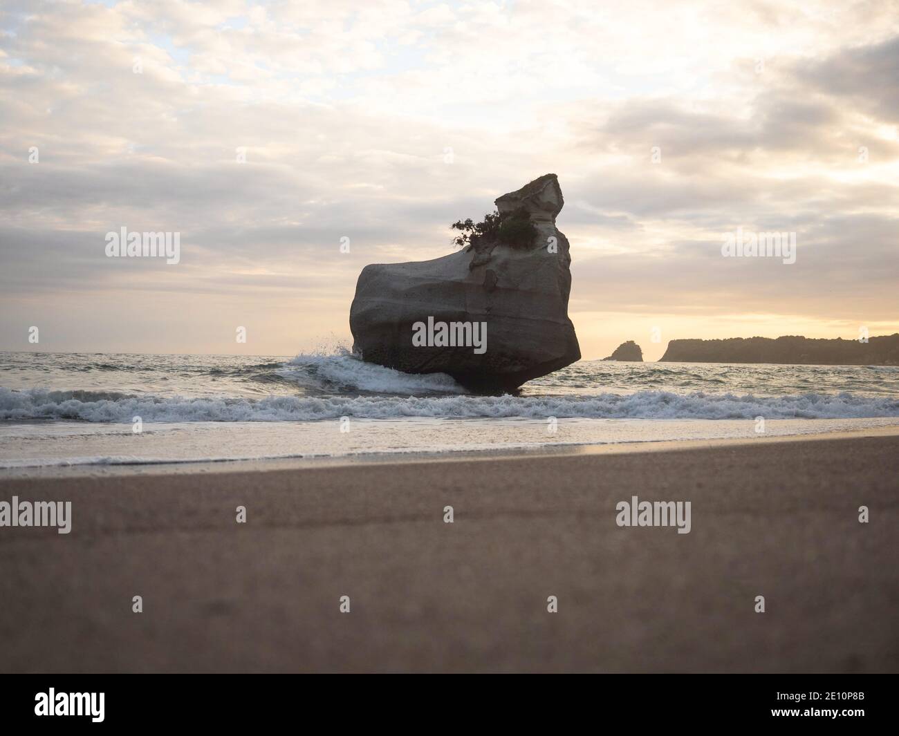 Formazione rocciosa a Cathedral Cove Beach te Hoho rock a. Hahei Beach oceano pacifico Penisola di Coromandel Isola del Nord Nuova Zelanda Oceania Foto Stock