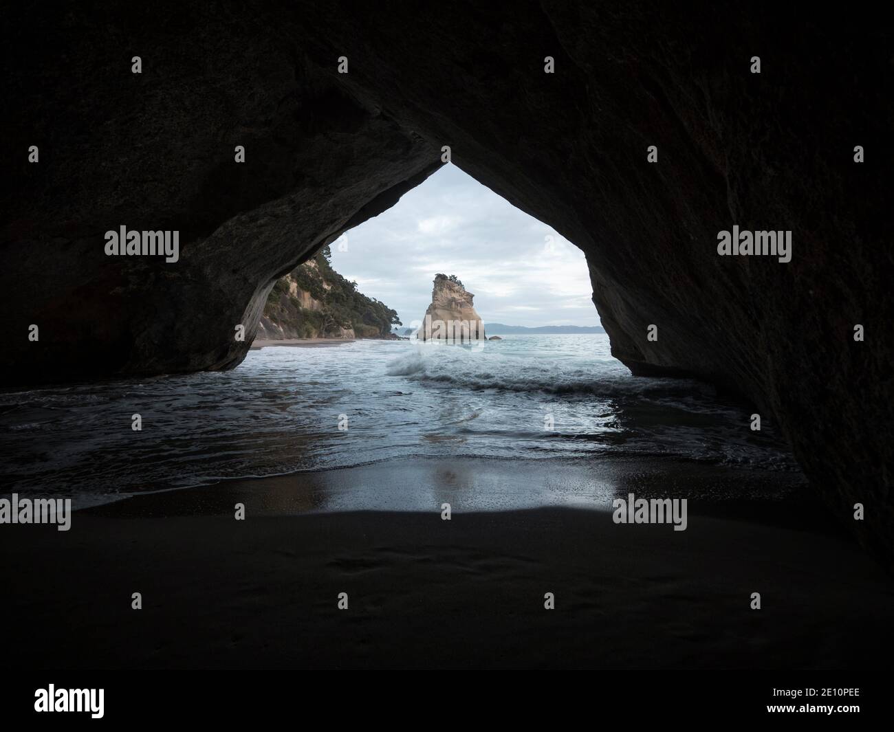 Arco di sabbia Cattedrale Cove te Hoho roccia a Hahei Beach oceano pacifico Penisola di Coromandel Isola del Nord Nuova Zelanda Oceania Foto Stock