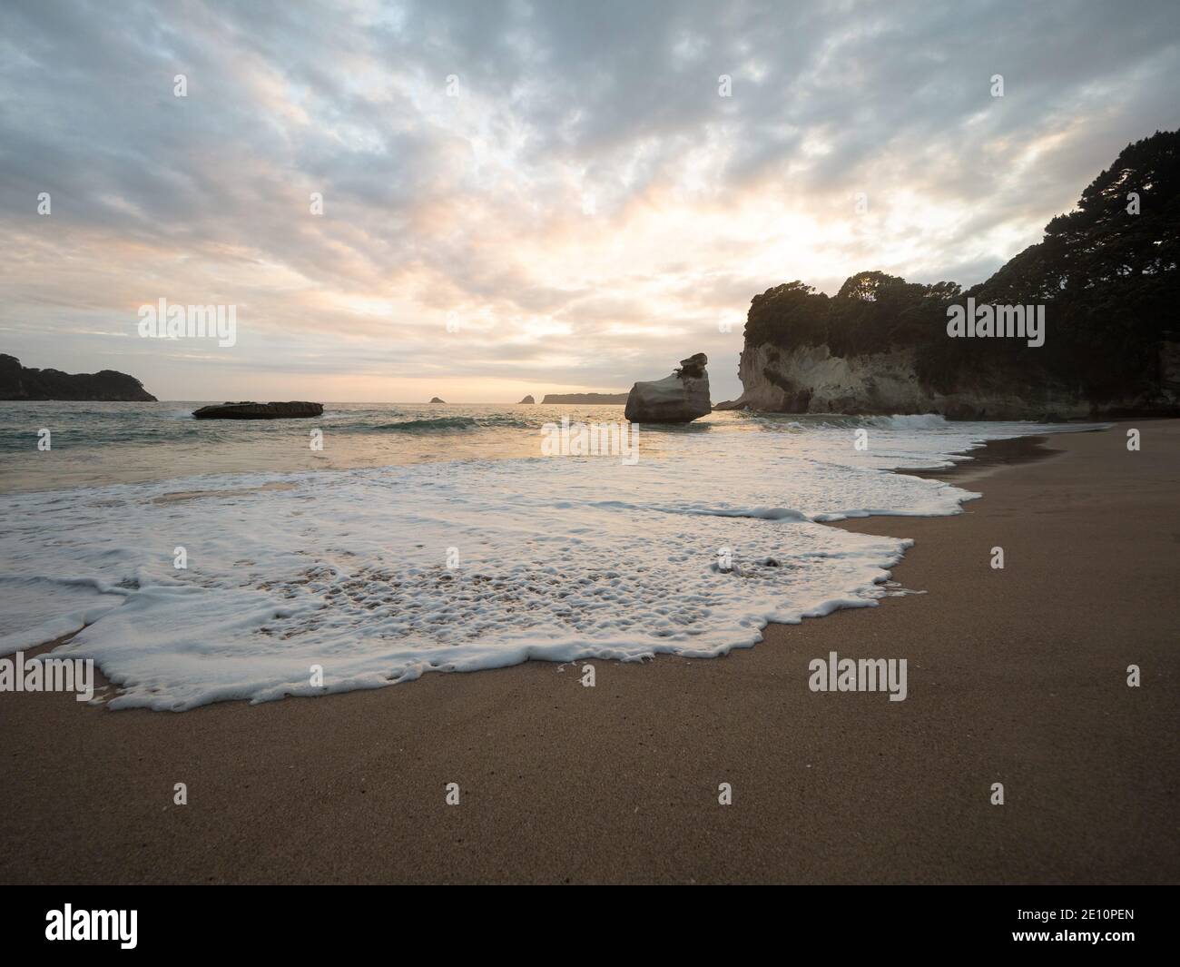 Formazione rocciosa a Cathedral Cove Beach te Hoho rock a. Hahei Beach oceano pacifico Penisola di Coromandel Isola del Nord Nuova Zelanda Oceania Foto Stock