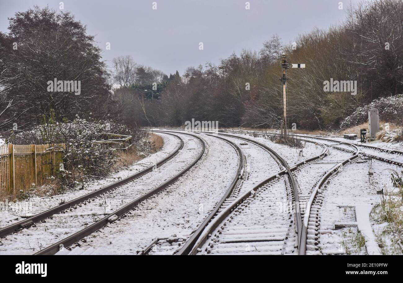 Binari ferroviari in una leggera spruzzata di sno con segnale dove le tracce si dividono in Uttoxeter, Staffordshire, Inghilterra Foto Stock
