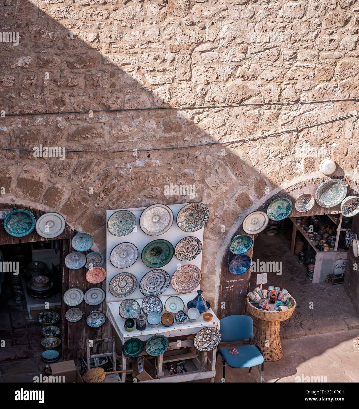 Essaouira, Marocco, 30 2019 dicembre: Negozi con piatti fatti a mano nel centro storico di Essaouira. Foto Stock