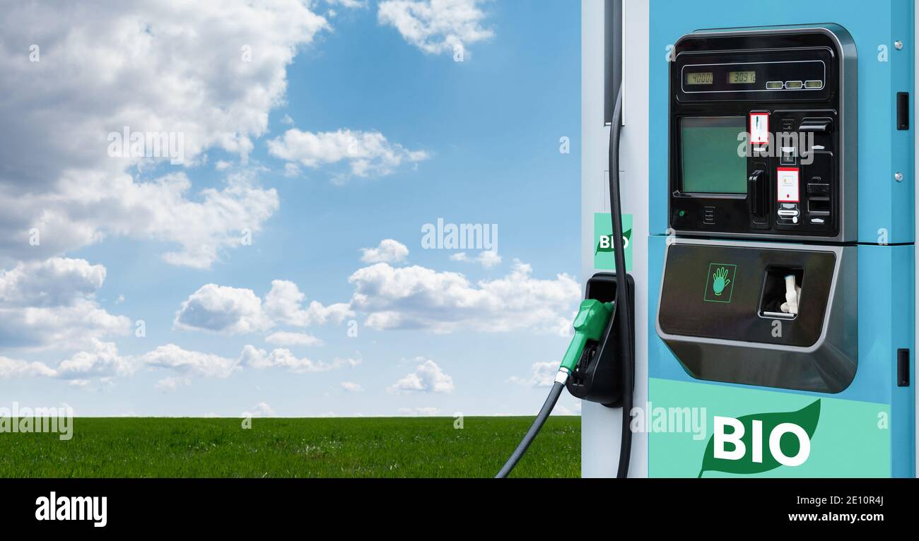 Stazione di riempimento biocarburante su uno sfondo di campo verde e. cielo blu Foto Stock
