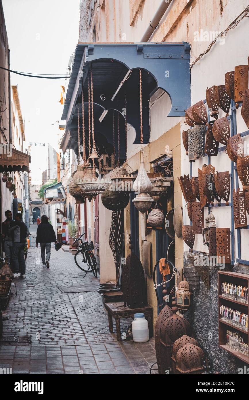 Essaouira, Marocco, 30 2019 dicembre: Negozi con lampade nel centro storico di Essaouira. Foto Stock