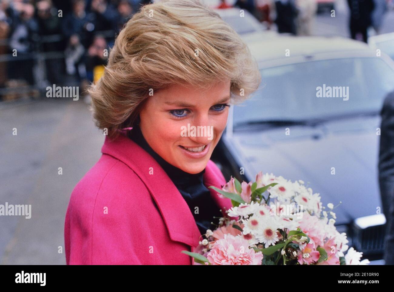 Una sorridente Diana, Principessa del Galles che riceve un bouquet di fiori durante una visita al Centro di orientamento del matrimonio relato a Barnett, a nord di Londra, 29 novembre 1988 Foto Stock