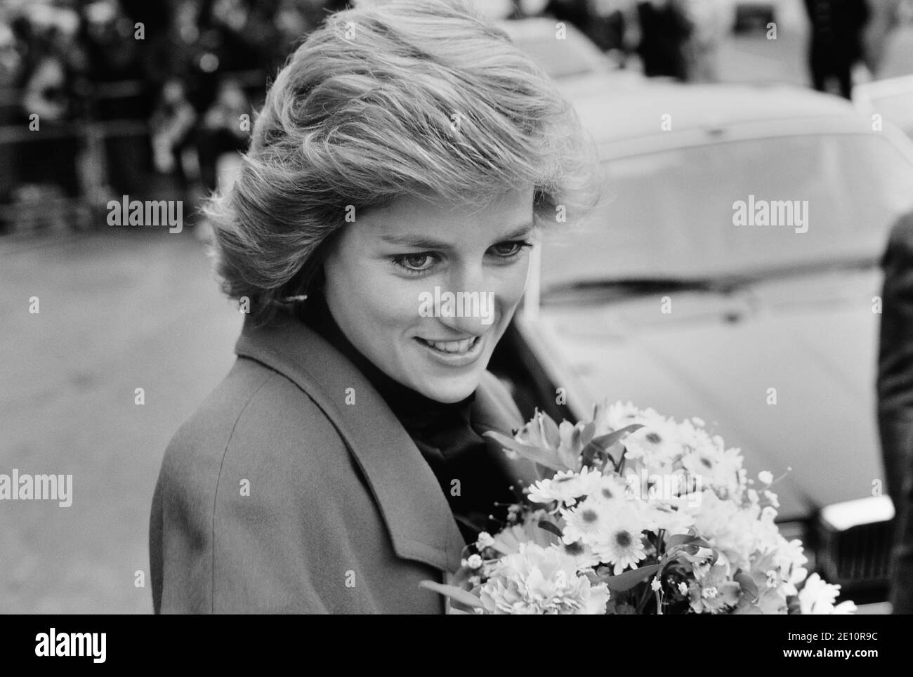 Una sorridente Diana, Principessa del Galles che riceve un bouquet di fiori durante una visita al Centro di orientamento del matrimonio relato a Barnett, a nord di Londra, 29 novembre 1988 Foto Stock