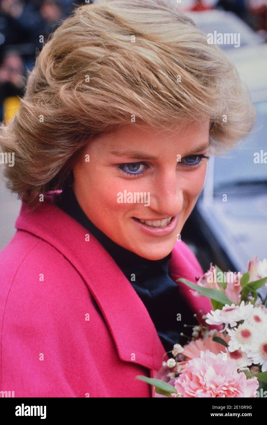 Una sorridente Diana, Principessa del Galles che riceve un bouquet di fiori durante una visita al Centro di orientamento del matrimonio relato a Barnett, a nord di Londra, 29 novembre 1988 Foto Stock