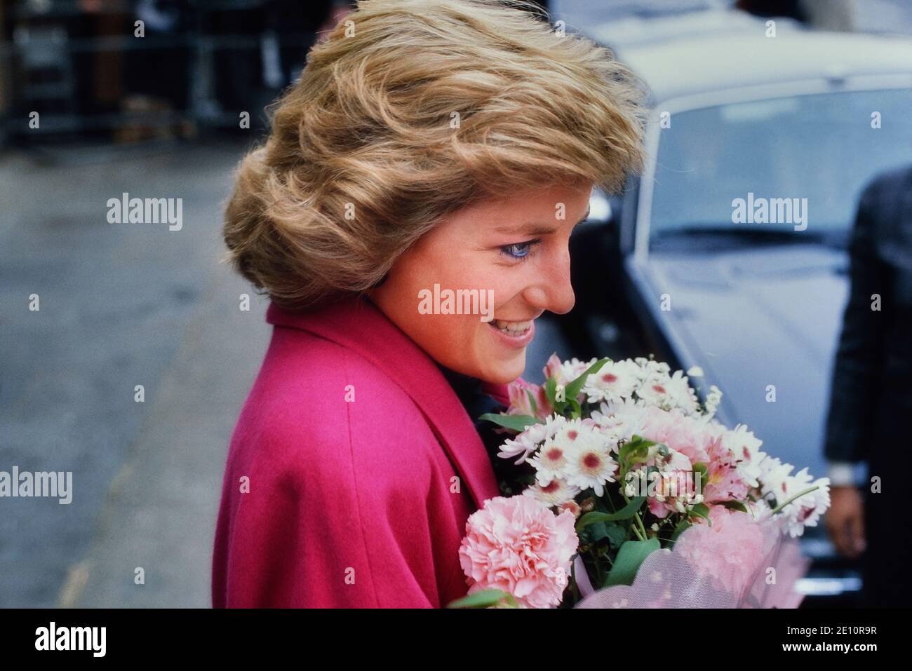 Una sorridente Diana, Principessa del Galles che riceve un bouquet di fiori durante una visita al Centro di orientamento del matrimonio relato a Barnett, a nord di Londra, 29 novembre 1988 Foto Stock