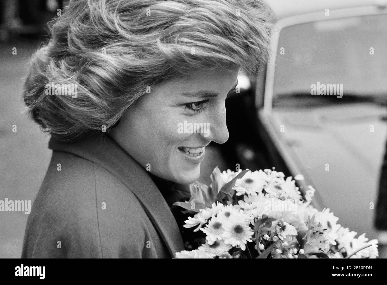 Una sorridente Diana, Principessa del Galles che riceve un bouquet di fiori durante una visita al Centro di orientamento del matrimonio relato a Barnett, a nord di Londra, 29 novembre 1988 Foto Stock