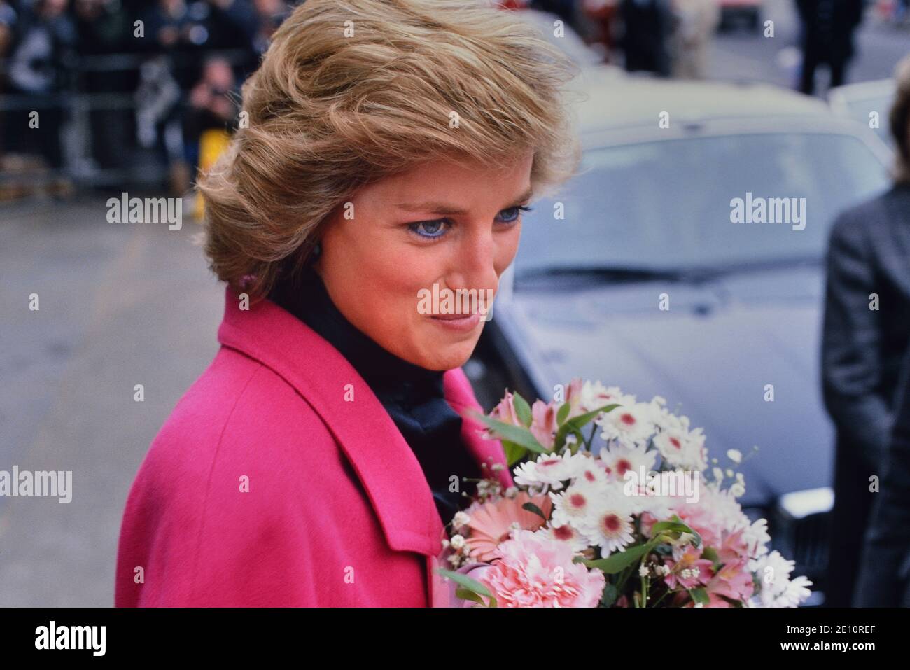 Una sorridente Diana, Principessa del Galles che riceve un bouquet di fiori durante una visita al Centro di orientamento del matrimonio relato a Barnett, a nord di Londra, 29 novembre 1988 Foto Stock