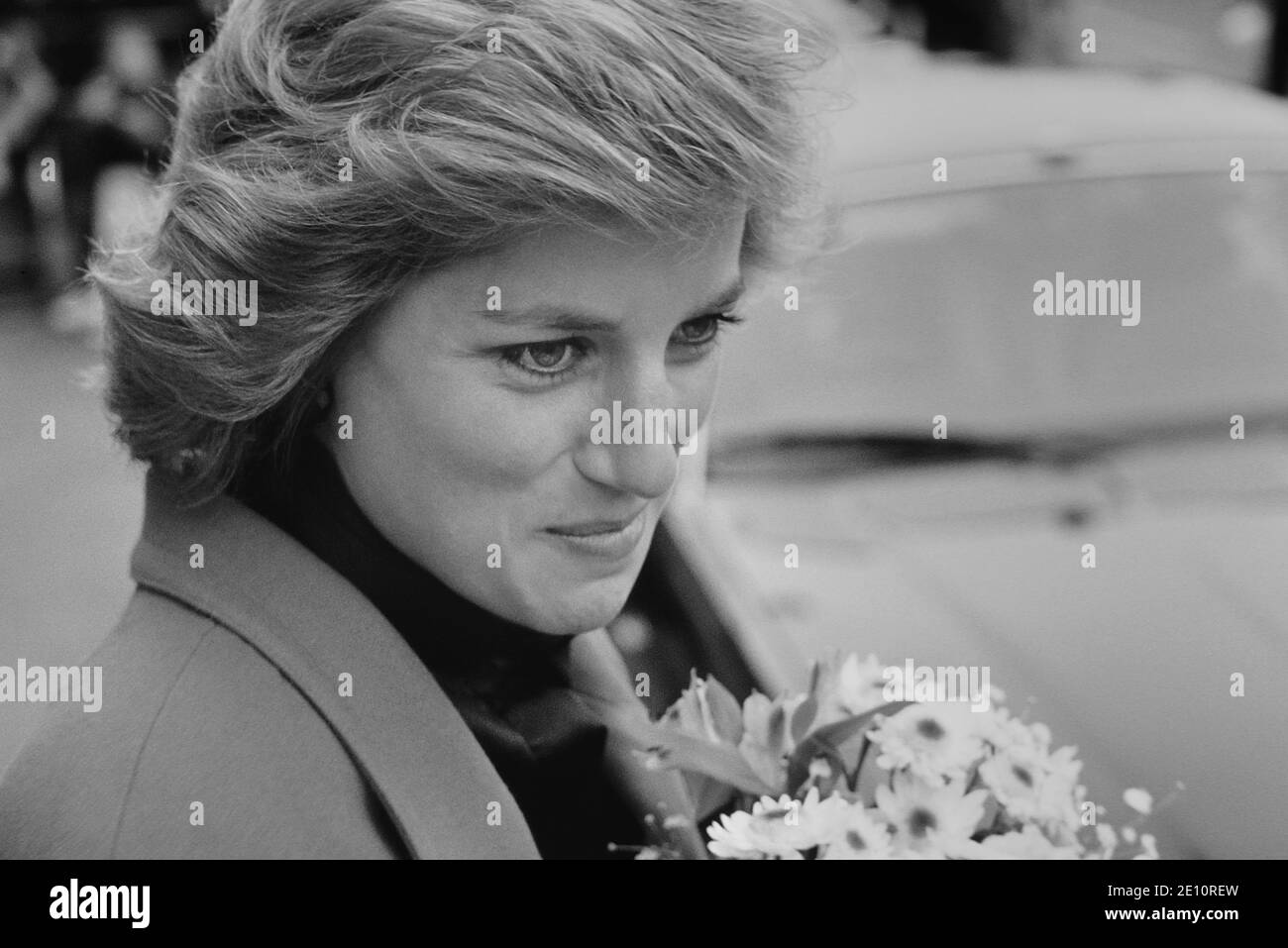 Una sorridente Diana, Principessa del Galles che riceve un bouquet di fiori durante una visita al Centro di orientamento del matrimonio relato a Barnett, a nord di Londra, 29 novembre 1988 Foto Stock