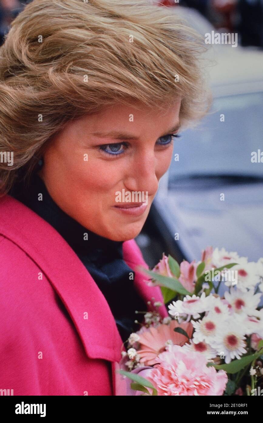Una sorridente Diana, Principessa del Galles che riceve un bouquet di fiori durante una visita al Centro di orientamento del matrimonio relato a Barnett, a nord di Londra, 29 novembre 1988 Foto Stock