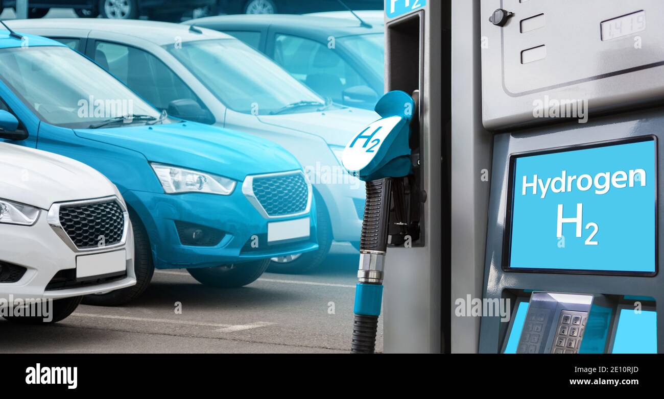 Stazione di rifornimento di idrogeno sullo sfondo di automobili. Un'auto blu. Foto Stock