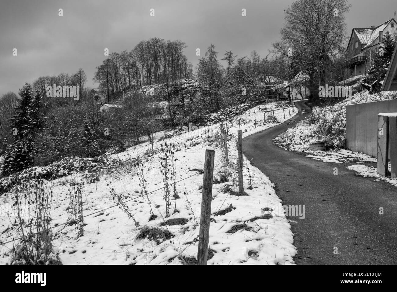 Idilliaco paesaggio rurale nel sud della Germania in inverno Foto Stock