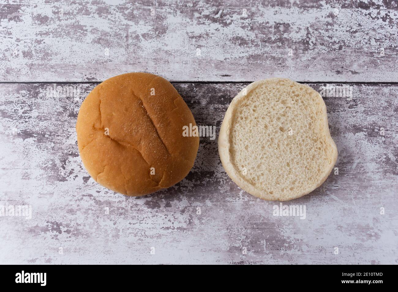 Una vista di un panino da hamburger bianco diviso a metà posizionato fianco a fianco e visto dall'alto Foto Stock