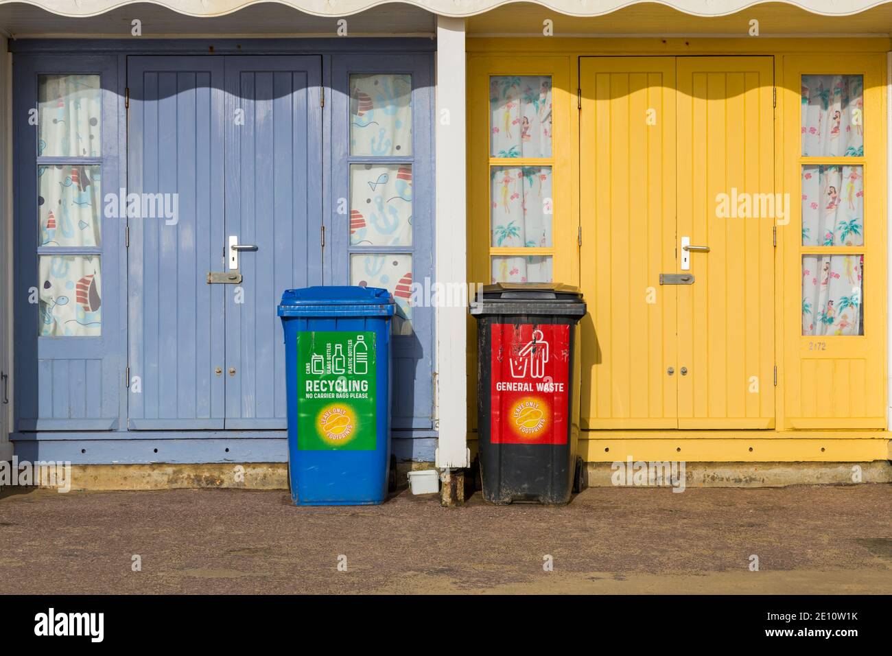 Riciclaggio e rifiuti generici bidoni delle ruote al di fuori delle capanne da spiaggia a Bournemouth, Dorset UK nel mese di dicembre Foto Stock