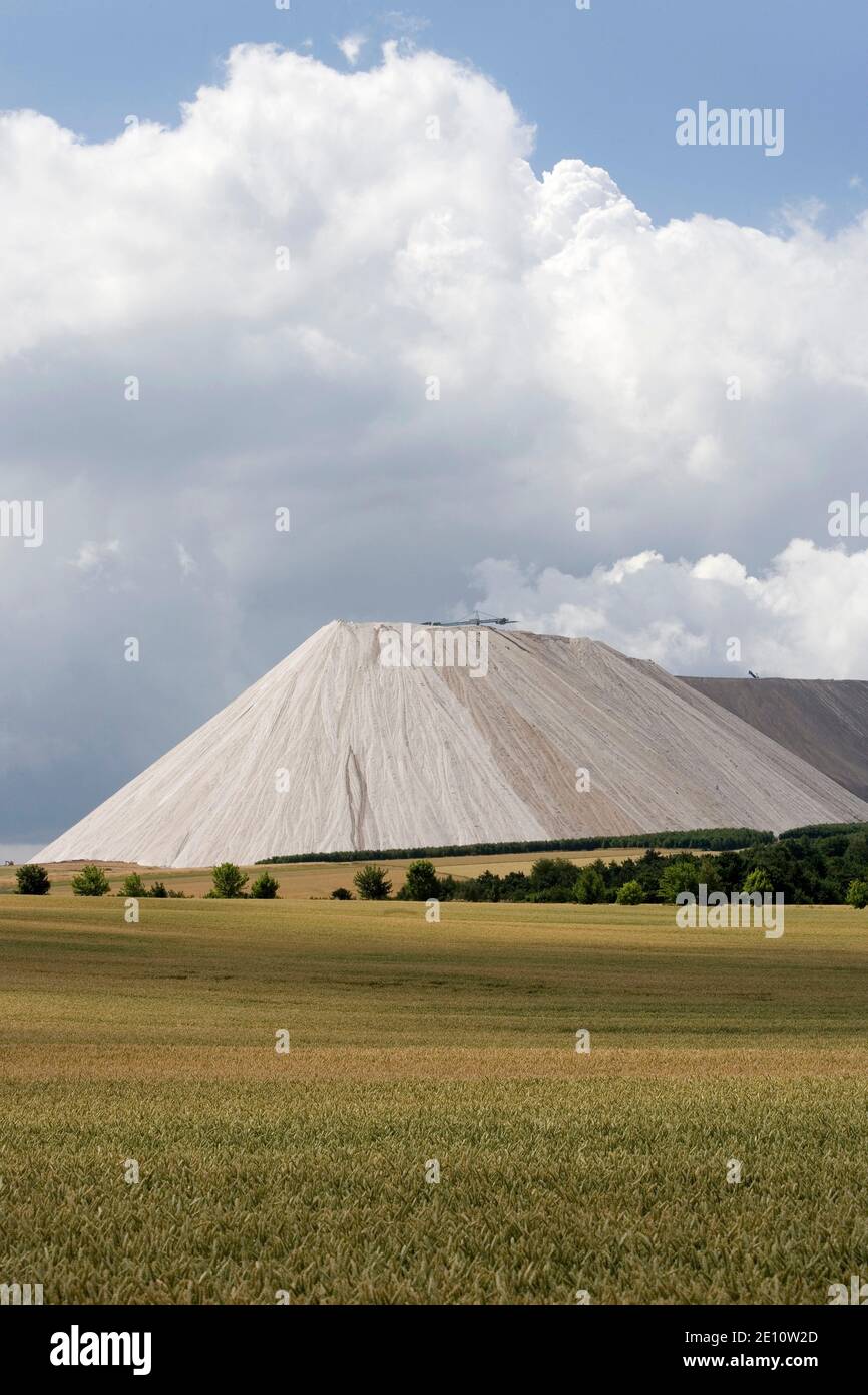 La montagna di potassio più alta della Germania (Monte Kali) vicino a Heringen (Werra) in Assia; sovrasta l'area circostante di oltre 200 metri Foto Stock